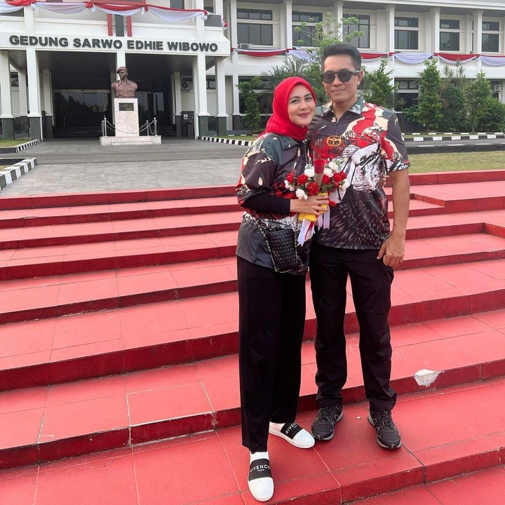 <p>Sejak menikah dengan perwira TNI, kehidupan Juliana memang berubah drastis. Selain mendampingi suami, ia kini banyak menghabiskan waktu dengan keluarga. Sebelum menikahi Juliana Moechtar, Nur Wahyudi diketahui juga merupakan seorang single parent yang memiliki dua anak. Kini, keduanya menjadi orang tua dari empat anak, Bunda. (Foto: Instagram @julianamoechtar)</p>