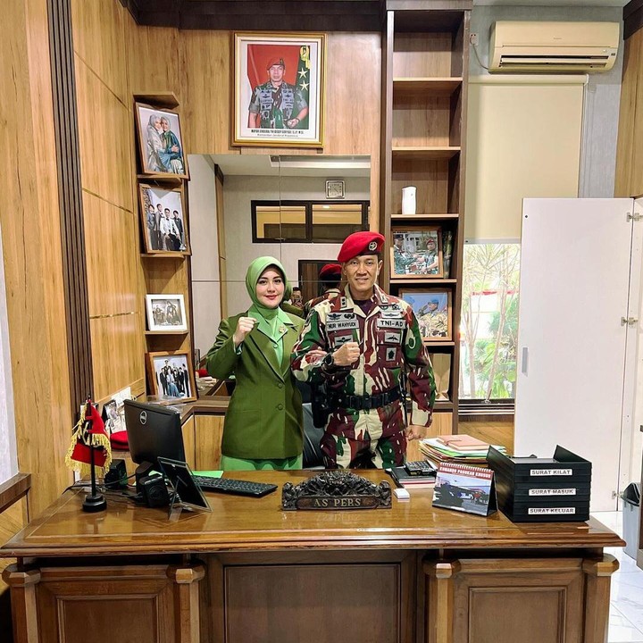 <p>Juliana juga kerap mem-posting gaya busananya yang khas sebagai ibu Persit, yakni mengenakan seragam bernuansa hijau. Saat ini, Juliana sendiri sudah mantap mengenakan hijab. (Foto: Instagram @julianamoechtar)</p>
