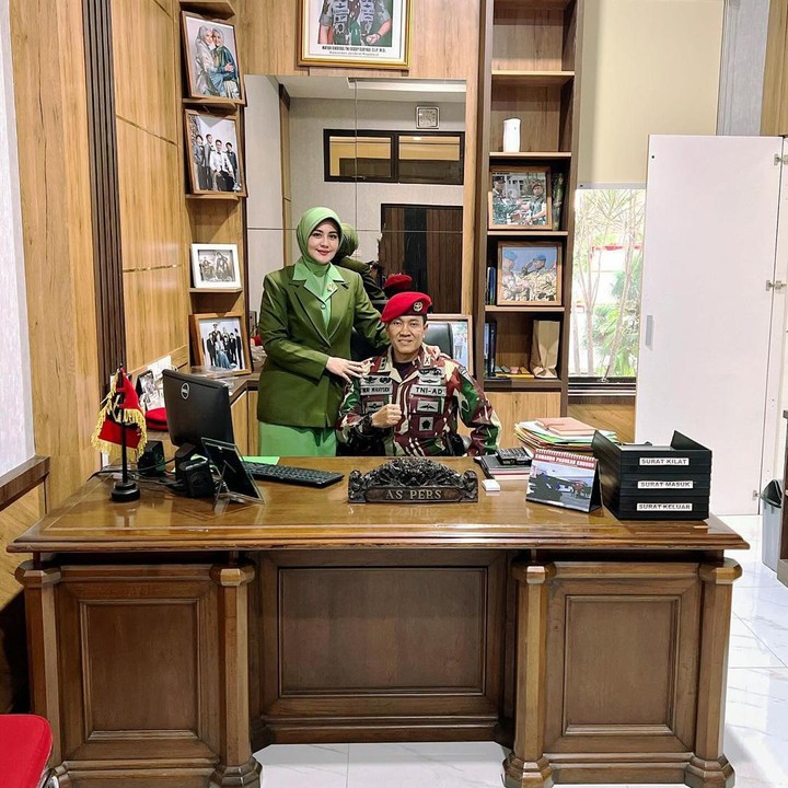 <p>Model dan aktris Juliana Moechtar kini sibuk menjalani peran baru sebagai ibu Persit usai dipersunting oleh perwira TNI bernama Nur Wahyudi. Juliana resmi menikah dengan Nur Wahyudi pada Mei 2022. Sebelum menikah, Juliana menjalani hidup sebagai <em>single mom</em> usai sang meninggal dunia. (Foto: Instagram @julianamoechtar)</p>