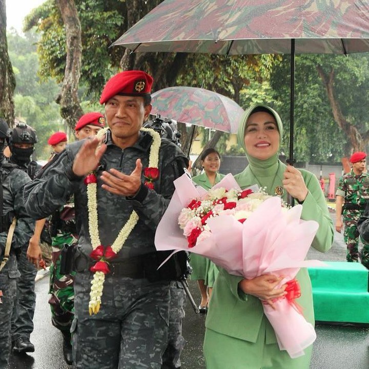 <p>Menikah dengan perwira TNI, Juliana sudah siap dengan segala perubahan di hidupnya. Dalam unggahan di media sosial beberapa waktu lalu, perempuan 34 tahun ini sempat mengutarakan kesiapannya mendampingi suami. "Siap mendampingi kemanapun suami berada," tulisnya. (Foto: Instagram @julianamoechtar)</p>