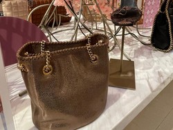 Stella McCartney Rilis Tas dari Jamur Hingga Anggur dalam Koleksi S/S 2024