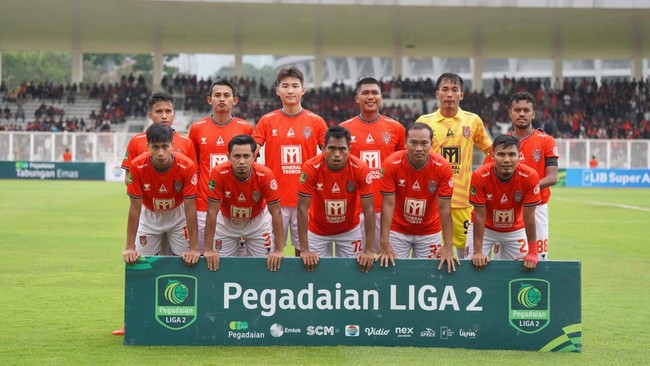 Imran Nahumarury tak kuasa menahan air mata bahagia setelah membawa Malut United, klub tanah kelahirannya, promosi ke Liga 1.