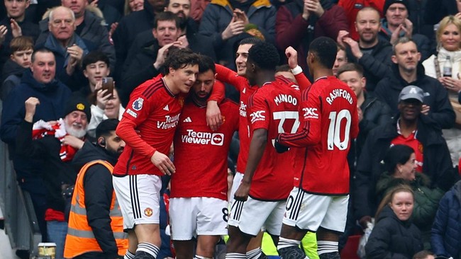 Manchester United berhasil mengalahkan Everton dengan skor 2-0. Dua gol MU tercipta melalui eksekusi penalti.