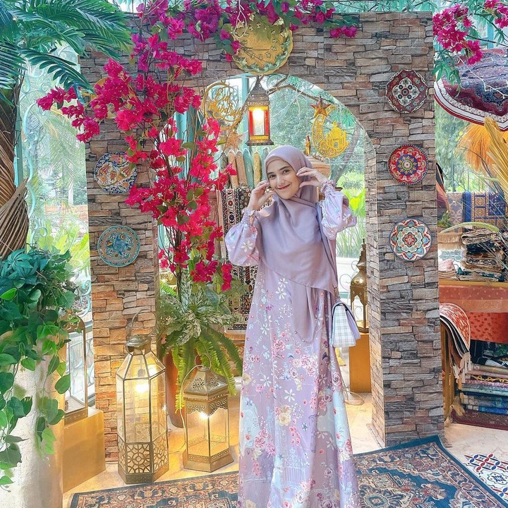 <p>Sehari sebelum membagikan kabar bahagia kehamilan keduanya, Nadya sempat mengunggah foto dirinya saat menghadiri sebuah acara, Bunda. Dalam foto ini, <em>baby bump</em> kehamilan Nadia belum terlihat meski sudah masuk trimester kedua.. (Foto: Instagram @iqbalfitrahr/ @nadyamustikarahayu)</p>
