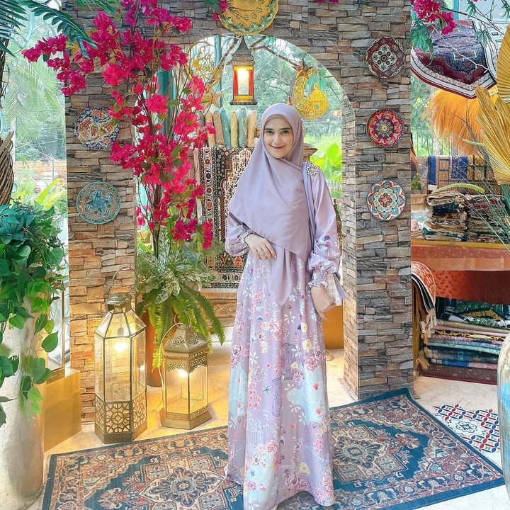 <p>Di kehamilan kedua ini, Nadya meminta doa agar ia dan bayi dalam kandungannya diberikan kesehatan. Hal yang sama juga diungkapkan oleh sang suami melalui <em>postingan</em> di media sosial. "Doa terbaik untuk kita semua," tulis Iqbal. (Foto: Instagram @iqbalfitrahr/ @nadyamustikarahayu)</p>