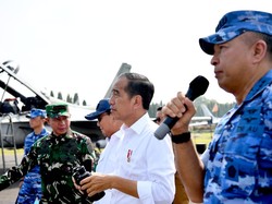 Panglima TNI Dampingi Jokowi Tinjau Simulasi Kirim Bantuan Via Udara