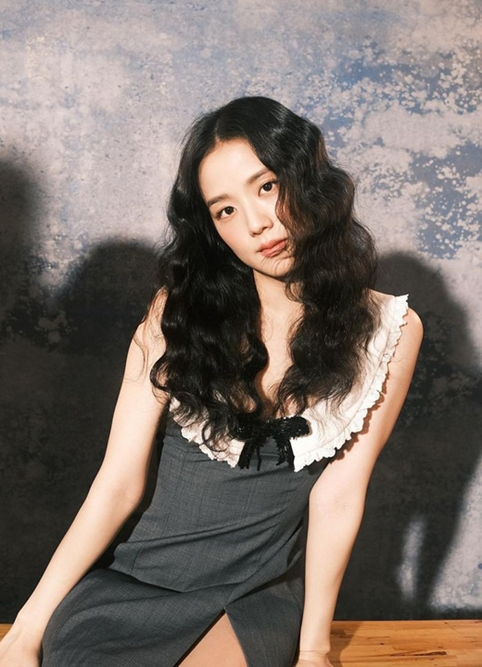 Penampilan Jisoo BLACKPINK semakin manis dengan gaya rambut keriting./Foto: Instagram/@sooyaaa__