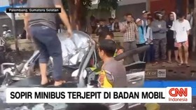 VIDEO: Pengendara Minibus Tabrak Pohon