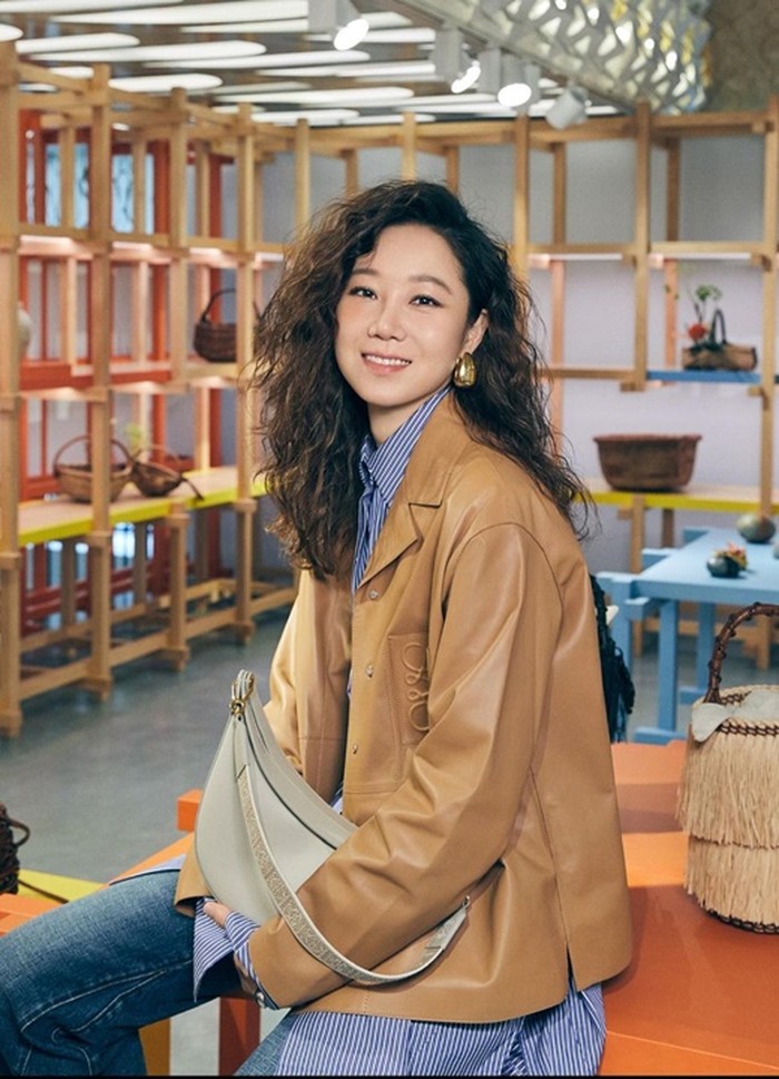 Rambut keriting ala era 80-an ini membuat penampilan Gong Hyo Jin semakin hip./Foto: Instagram/@rovvxhyo