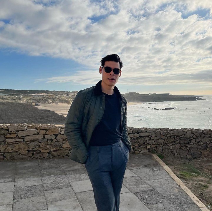 <p>Ruy Iskandar merupakan aktor berdarah Indonesia yang namanya baru terdengar di Tanah Air. Padahal, Ruy sudah pernah main di beberapa film dan serial Hollywood, Bunda. Ia bahkan pernah menimba ilmu di New York University untuk mengasah bakatnya berakting. (Foto: Intagram @ruyiskandar)</p>