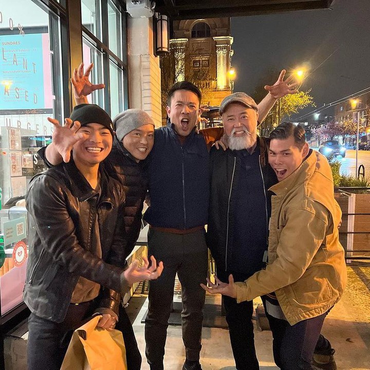 <p>Dalam potret lain, Ruy mengunggah momen saat menghabiskan waktu bersama aktor-aktor lainnya di luar jam syuting. Foto-foto ini diunggah Ruy tepat di hari rilis series Avatar: The Last Airbender pada 22 Februari 2024. (Foto: Intagram @ruyiskandar)</p>