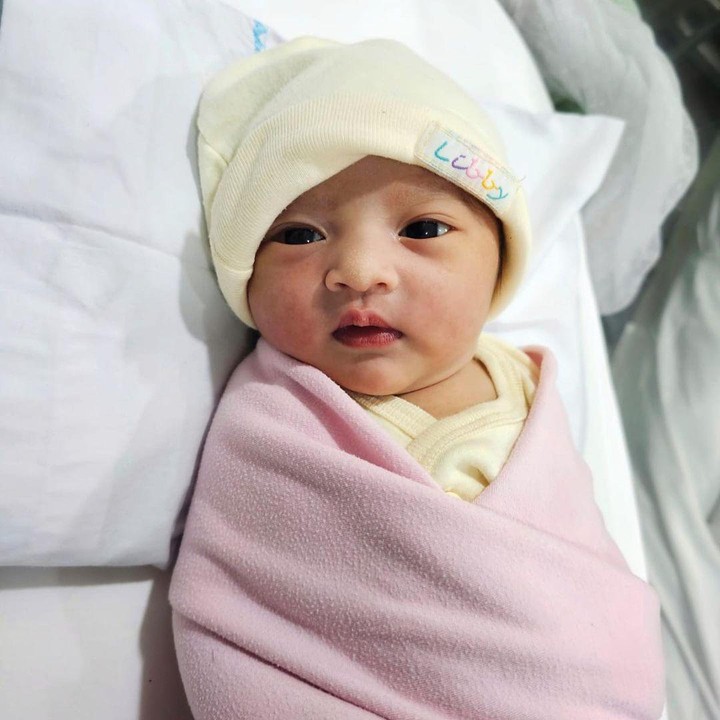 <p>Melalui unggahan lainnya, Sabrina dan Belva juga mem-posting wajah putri mereka, Bunda. Pasangan yang menikah pada 5 Maret 2022 ini juga mengungkap nama sang putri ke publik. Anak pertama Sabrina dan Belva ini diberi nama Launa A. S. Devara. (Foto: Instagram @sabrinaanggraini/ @belvadevara)</p>