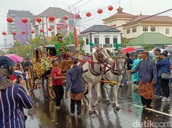 Meriah Kirab Dugderan Semarang di Bawah Guyuran Hujan