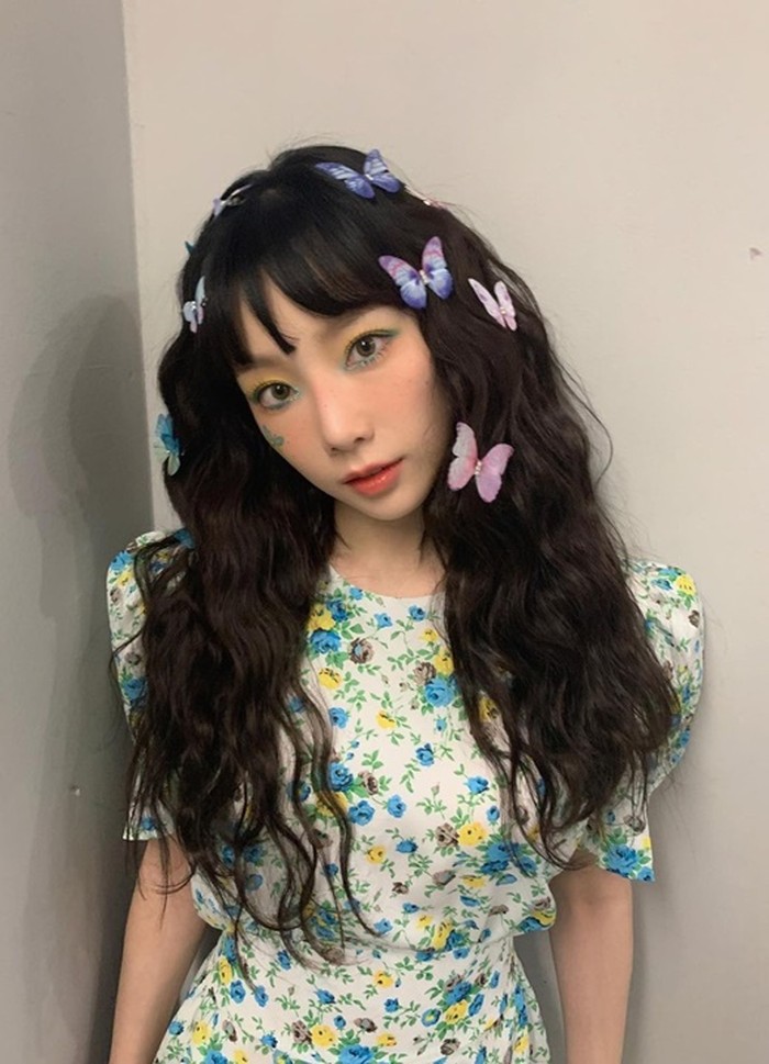 Taeyeon SNSD tampil quirky dengan rambut keriting dan aksesoris kupu-kupu./Foto: Instagram/@taeyeon_ss