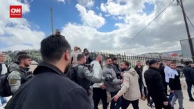 VIDEO: Tentara Israel Blok Warga Palestina Salat Jumat di Al Aqsa