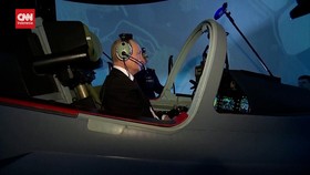 VIDEO: Putin Jajal Simulasi Penerbangan di Sekolah Pilot Militer Rusia