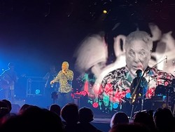 Tom Jones Sukses Ajak Penonton Bernostalgia Lewat Konsernya di Jakarta