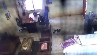 img-title Detik-detik Camat Ogan Ilir dan Bawahan Setengah Bugil Diduga Mesum di Kantor