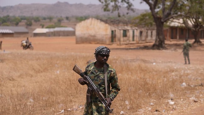 Setidaknya 25 orang meninggal dunia usai kelompok bersenjata menyerbu empat desa di barat laut Nigeria, Kamis (2/5).