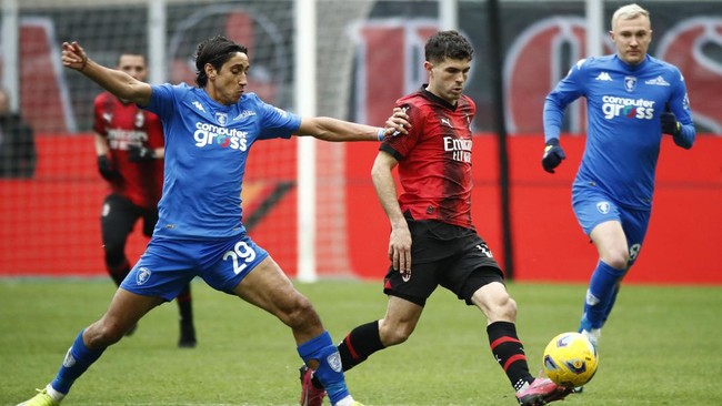 AC Milan menang tipis atas Empoli di San Siro, Minggu (10/3), untuk sementara menggeser Juventus dari peringkat dua klasemen Liga Italia.