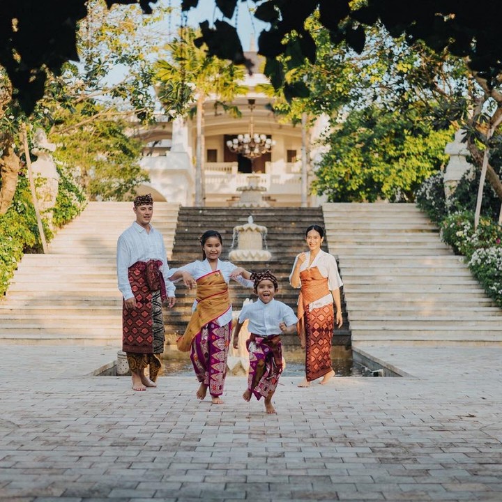 <p><em>Next,</em> ada keluarga Happy Salma nih, Bunda. Merangkum dari berbagai sumber, perempuan 44 tahun ini memeluk agam Hindu setelah menikah dengan pria blasteran Bali-Australia, Tjokorda Bagus Dwi Santana Kerthyasa pada 2010. (Foto: Instagram @happysalma)<br /><br /><br /></p>