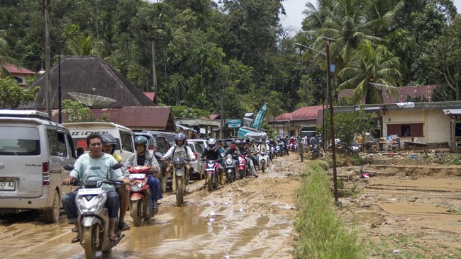 Sedikitnya enam orang dilaporkan meninggal bumi dan lebih dari 20 orang lenyap tertimbun longsor disertai banjir nan menerjang lima kecamatan di Gorontalo.