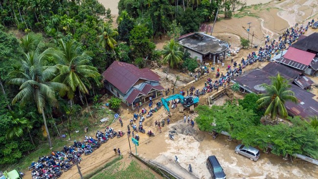 Kepala BPNPB Letjen TNI Suharyanto melaporkan sebanyak 30 warga di Provinsi Sumatera Barat meninggal dunia akibat banjir dan tanah longsor.