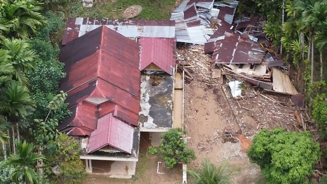 Korban meninggal dunia akibat banjir di Sumbar bertambah jai 26. Lalu, 11 warga dilaporkan hilang.