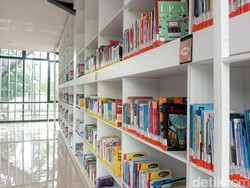Sensasi Baca Buku Ditemani Pemandangan Alun-Alun Kota Bandung