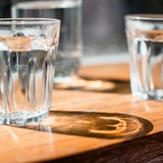 Cara Atur Minum Air Putih 8 Gelas per Hari Selama Puasa Biar Nggak Dehidrasi