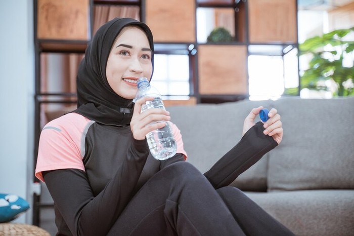 Cara Atur Minum Air Putih 8 Gelas per Hari Selama Puasa