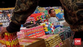 FOTO: Geliat Penjual Kembang Api Ramaikan Pasar Asemka Jelang Ramadan