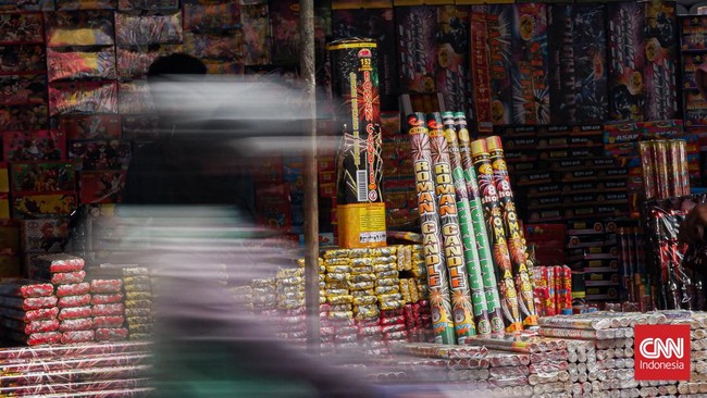 FOTO: Geliat Penjual Kembang Api Ramaikan Pasar Asemka Jelang Ramadan