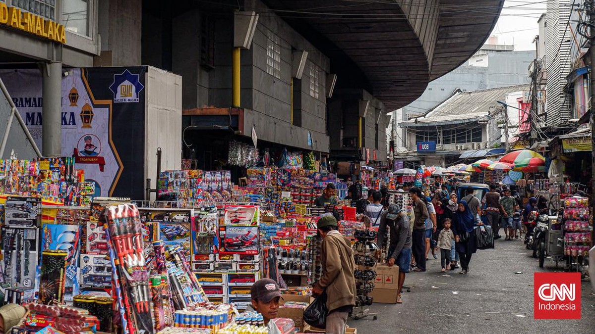 FOTO: Geliat Penjual Kembang Api Ramaikan Pasar Asemka Jelang Ramadan