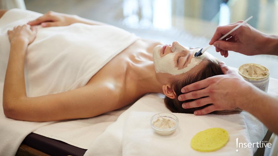 Ilustrasi skincare maskeran krim glowing treatment Flat lay composition with skin care products and lemon fruit on white background