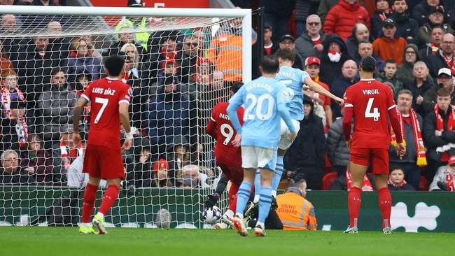 Arsenal diuntungkan dengan tetap berada di puncak klasemen Liga Inggris setelah Liverpool vs Manchester City berakhir imbang 1-1.