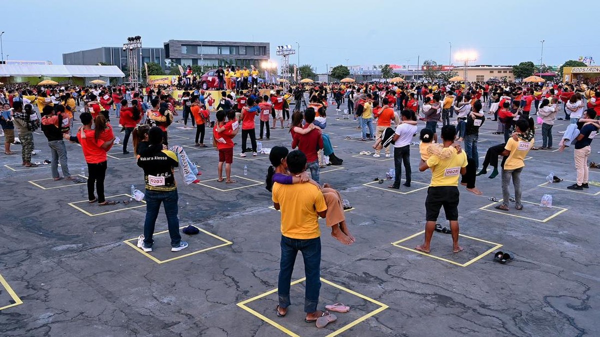 FOTO: Lomba Gendong Pasangan di Kamboja Pecahkan Rekor Dunia