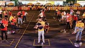 FOTO: Lomba Gendong Pasangan di Kamboja Pecahkan Rekor Dunia