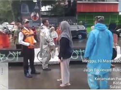 Petugas Dishub Makassar Cekcok dengan Pedagang Paksa Masuk Lokasi CFD