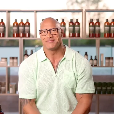 Momen Dwayne Johnson Didandani Anak, Kepala hingga Wajah Dipenuhi Lipstik