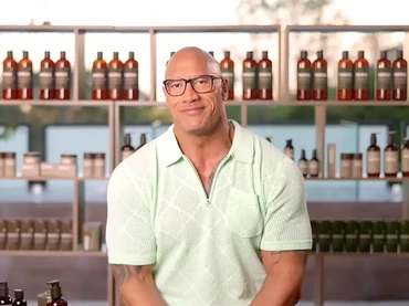 Momen Dwayne Johnson Didandani Anak, Kepala hingga Wajah Dipenuhi Lipstik