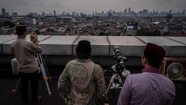 Kemenag mencatat posisi hilal secara umum di Indonesia pada Jumat (7/6) petang ini tingginya antara 7 derajat sampai 10 derajat.