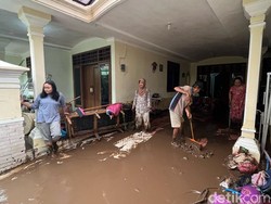 Banjir Imbas Jebolnya Tanggul Sungai Brangkal Surut, Warga Bersihkan Lumpur