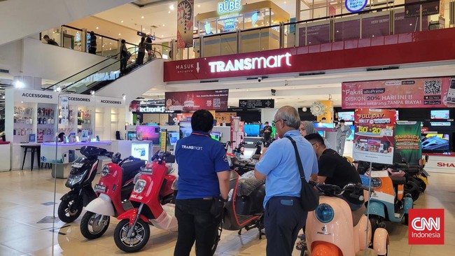 Sepeda listrik didiskon hingga 25% + 20% di Transmart Full Day Sale Minggu (31/3) dibanderol mulai Rp3 jutaan.