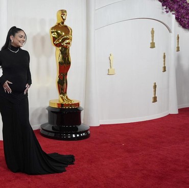 Hamil Anak Pertama, 7 Potret Vanessa Hudgens Perdana Pamer Baby Bump di Oscar 2024