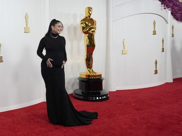 img-title Hamil Anak Pertama, 7 Potret Vanessa Hudgens Perdana Pamer Baby Bump di Oscar 2024