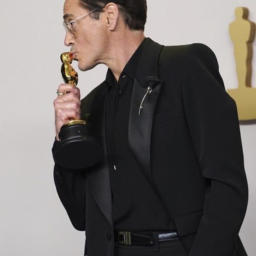 7 Potret Bahagia Robert Downey JR Raih Piala Oscar Pertama Best Supporting Actor