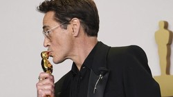 7 Potret Bahagia Robert Downey JR Raih Piala Oscar Pertama Best Supporting Actor