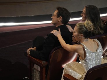 img-title 8 Potret di Balik Layar Oscar 2024, Ada Robert Downey Jr hingga Emma Stone