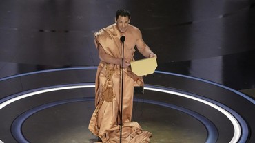 img-title John Cena Nyaris Bugil Saat Bacakan Pemenang Oscar 2024